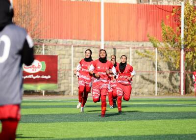 زنان پرسپولیس برای صدرنشینی جشنواره گل به راه انداختند