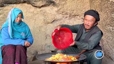 (ویدئو) غذای روستایی در افغانستان؛ پخت یک غذای محلی با مرغ و سیب زمینی