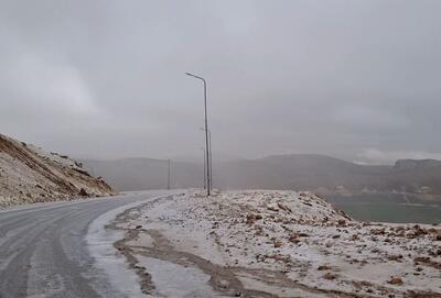 برف و باران برخی جاده های قزوین را لغزنده کرد