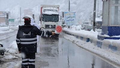 حرکت آرام خودرو‌ها در جاده‌های برفی شمال