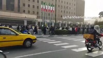 تجمع بازنشستگان آموزش و پرورش مقابل مجلس برای چه بود؟ + فیلم