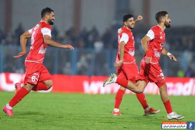 عکس| بازیکنان پرسپولیس، پیروزی خود را تقدیم هواداران حادثه دیده کردند - پارس فوتبال