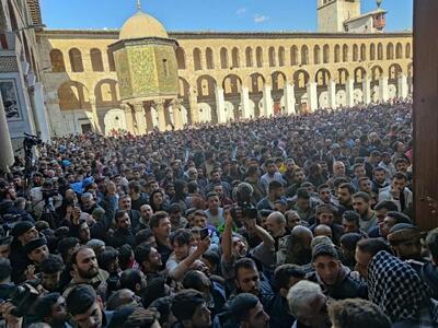 عکس/ برگزاری نخستین نماز جمعه در دمشق پس از سقوط بشار اسد | اقتصاد24