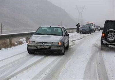 ببینید / گردنه حیران گرفتار در برف؛ سفر بدون زنجیر چرخ ممنوع