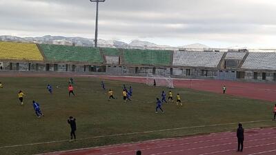 عبور زنان سپاهان از ایستای کردستان در سرمای زیر صفر