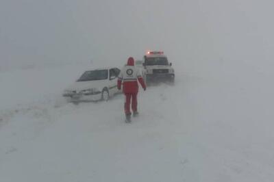 امدادرسانی هلال احمر خراسان رضوی به ۴۰ خودرو گرفتار در برف درگز