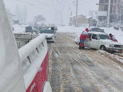 امدادرسانی به گرفتارشدگان برف و کولاک در جاده‌های مازندران