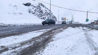 مسدود شدن محور کندوان بر اثر ریزش سنگ