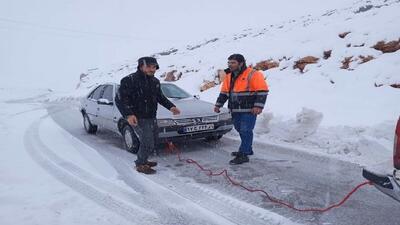 نجات ۶۸۳۴ نفر با رهاسازی ۲۴۶۵ خودرو از برف توسط هلال احمر