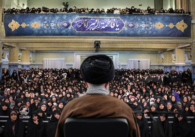 جمعی از بانوان با رهبر انقلاب دیدار می‌کنند