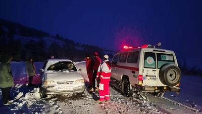 نجاتگران به ۲هزار نفر متاثر از برف و کولاک در جاده‌های زنجان امدادرسانی کردند