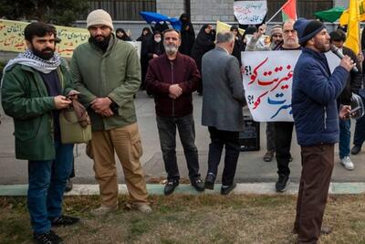 رمزگشایی از تجمع تندرو‌ها علیه رئیس جمهور؛ تجمع کنندگان که هستند و چطور مجازند بدون مجوز هر کاری انجام بدهند؟ | اقتصاد24