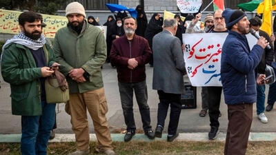 تهدیدکنندگان رئیس جمهور مجوز تجمع داشتند؟  / اینها چه کسانی هستند که بدون مجوز هر کاری انجام می دهند؟