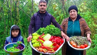 غذای روستایی در آذربایجان؛ طرز تهیه ترشی کلم و سالاد لوبیا (فیلم)