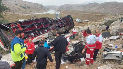 بستری ۱۶ مصدوم حادثه سقوط اتوبوس به دره در بیمارستان اندیمشک