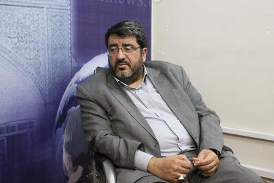 حمله روزنامه اصولگرا به فواد ایزدی: «هسته شل» نظام‌ هستید یا هسته سخت؟/ به هر بهانه ای در لیست طلبکاران و شورش کنندگان هستید