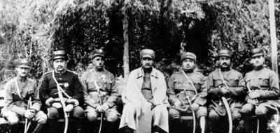  (عکس) «رضا خان، وزیر جنگ» در کنار «احمد شاه»؛ سال ۱۲۹۹