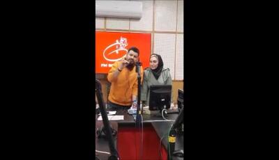 پیمان طالبی طالبی مجری سرشناس و همسرشان در برنامه رادیویی فرزاد حسنی