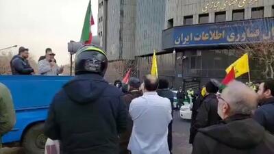 فیلم دیگری از تجمع بی رونق حامیان فیلترینگ در برابر مرکز ملی فضای مجازی