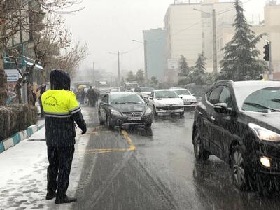 پلیس راهور: لغزندگی جاده‌های ۱۷ استان درپی بارش برف و باران