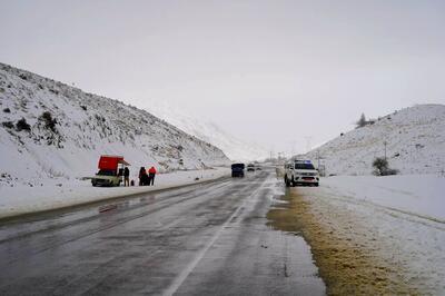 بارش برف و باران در ۹ محور مواصلاتی فارس / مشکلی در تردد وجود ندارد