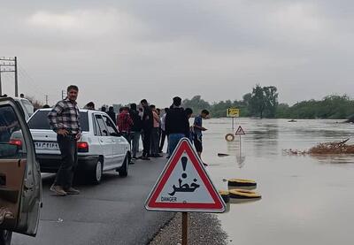 مسدود شدن جاده میناب به سندرک بر اثر بارش شدید و طغیان رودخانه