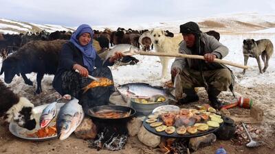 نحوه پخت یک غذای محلی با ماهی توسط بانوی عشایر افغان (فیلم)