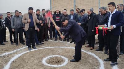 با حضور سرپرست فرمانداری مشهد صورت گرفت؛ کلنگ‌زنی و آغاز عملیات ساخت مدرسه ۹ کلاسه خیرساز در روستای پایین‌ده