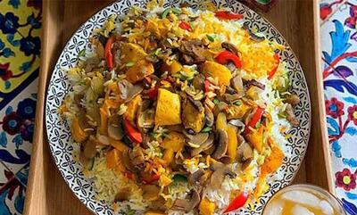 طرز تهیه قارچ پلو زعفرانی با مرغ (ناهار مجلسی با نکات)