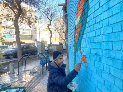 او رنگ رویا به خیال شهر می‌پاشد