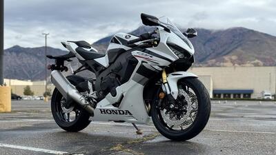 بررسی تخصصی هوندا CBR1000RR مدل 2025؛ پرقدرت و با صلابت! | مجله پدال