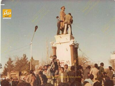 قاب امروز | تصویری از دفن مجسمه محمد رضا پهلوی در بهمن ۵۷