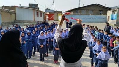 توزیع بیش از 5 هزار مسواک بین دانش‌آموزان جنوب غرب خوزستان / بوفه‌های مدارس در حفظ و ارتقای سلامت دهان و دندان دانش‌آموزان نقش بسیار مهمی دارند