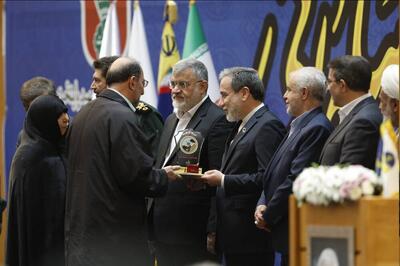 تقدیر از عراقچی در جشنواره کارمند تراز مکتب شهید حاج قاسم