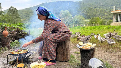 (ویدئو) غذای روستایی در مازندران؛ پخت غذای جدید با گوشت، سوسیس و پیاز