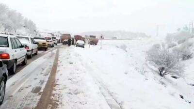 بارش شدید برف و زمین گیر شدن ده ها خودرو( محور پاوه به جوانرود ) استان کرمانشاه + فیلم