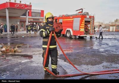 آتش‌سوزی در کارخانه تولید مواد شیمیایی قم - تسنیم