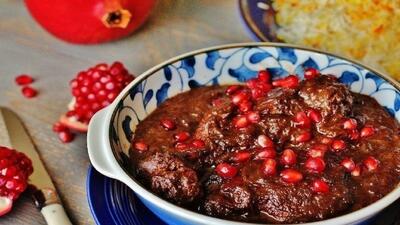 طرز تهیه خورش فسنجان مجلسی با مرغ به روغن افتاده - فراشپز