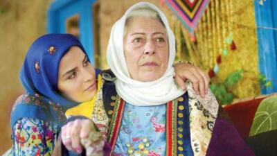 تصویر روز | عکس ماندگار ثریا قاسمی و علی مرادی «مادربزرگ سوجان و قربان» در پشت صحنه سریال سوجان - گلی شی