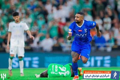 مالکوم و فرزندش پیش از آغاز بازی الهلال - الفاتح / عکس - پارس فوتبال