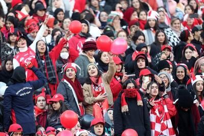 بانوان هوادار سپاهان و پرسپولیس در حال ورود به ورزشگاه