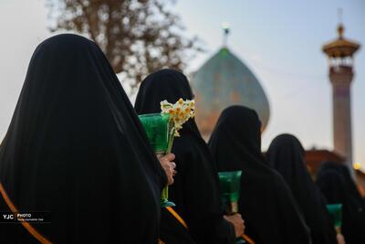 آیین لاله‌گردانی خدام حرم شاهچراغ در رثای شهادت امین ولایت + تصاویر