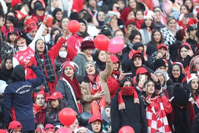 احتمال حضور زنان در بازی ذوب‌آهن و پرسپولیس | اقتصاد24