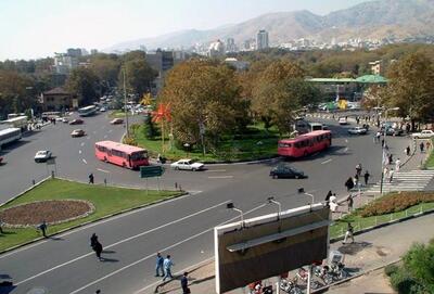 (عکس) سفر به تهران قدیم؛ منظرۀ «تجریش و داروخانۀ پاپاریان»، سال 1312