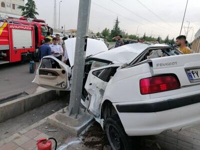 تصادف مرگبار پژو پارس با تیرچراغ برق در بزرگراه آزادگان