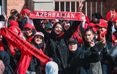 ورودی بانوان هوادار قبل از شروع دیدار پرسپولیس و تراکتور | ویدئو