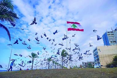 تصویری جالب از پرچم ایران در دستان مردم مقاوم لبنان در راه بازگشت