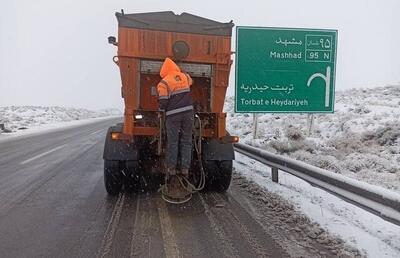 تداوم بارش برف در محورهای مواصلاتی شهرستان تربت‌حیدریه