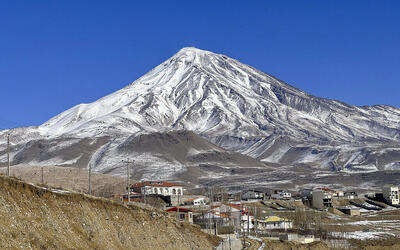 ببینید | کوه زیبای دماوند بر فراز آسمان آبی