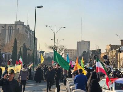 تجمع مجدد نیروهای انقلابی علیه سران قوا در تهران+فیلم/  نیروهای انقلابی: ملت از سران سه قوه آزرده شده/ پزشکیان خودش را نوکر امریکا قرار داده/ آقای اژه ای! شما را منصوب نکردند که هرشب برای مردم درس اخلاق بدهید